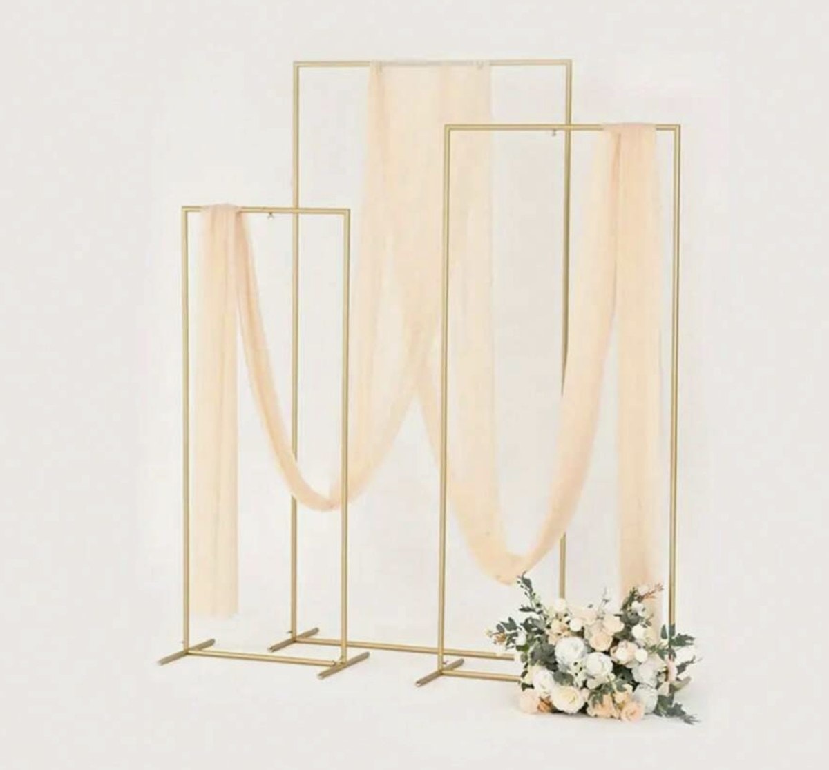 Gouden frame-achtergrond met elegante drapering en bloemen — foto-achtergrond van Lumors